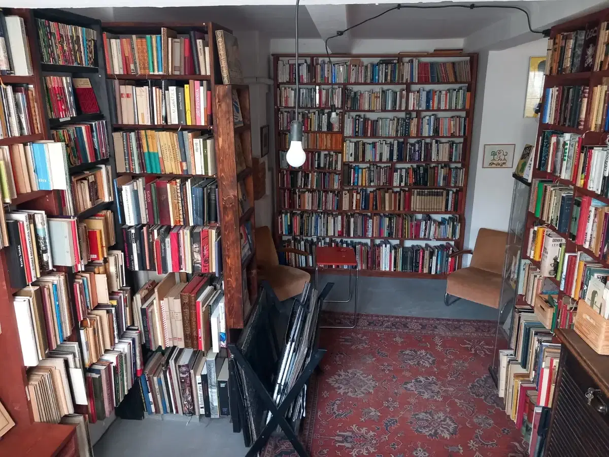The courtyard of Morgan Books, Verdunská 23, Prague 6
