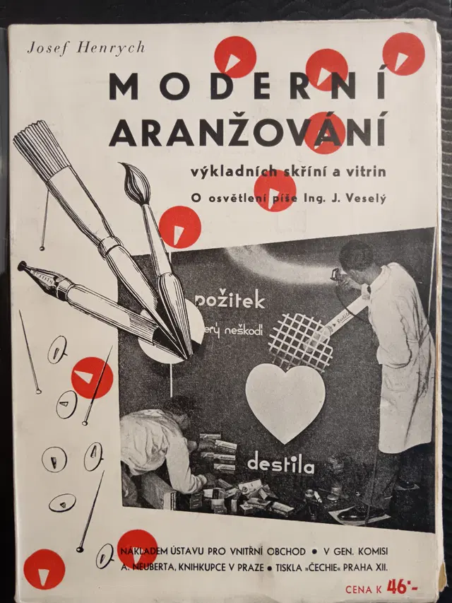 Moderní aranžování výkladních skříní a vitrin