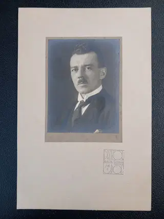 František Drtikol – Original Mounted Portrait Photograph, ca. 1921 – photo 1
